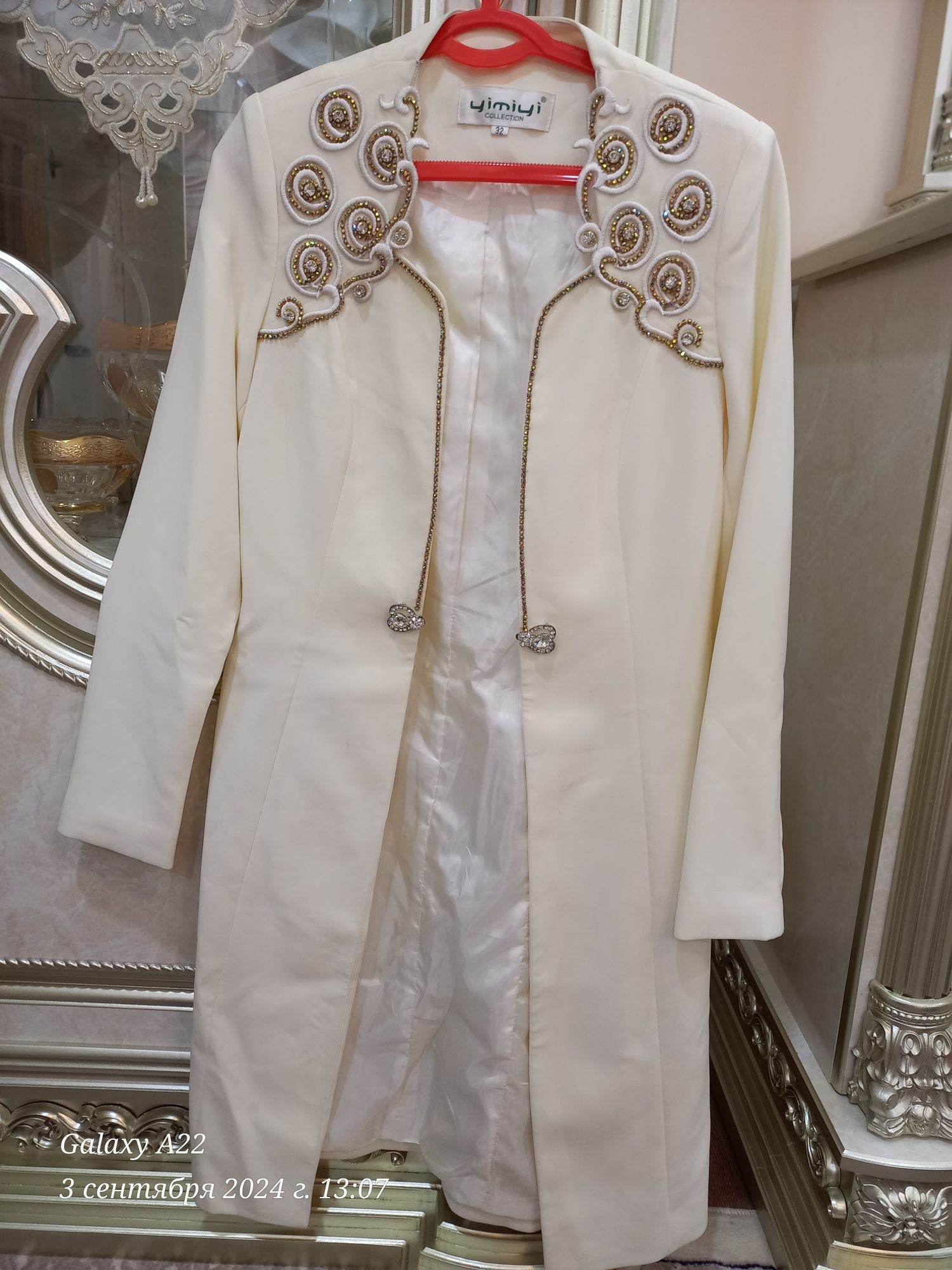 Ayollar qaymoq rang kostyumi