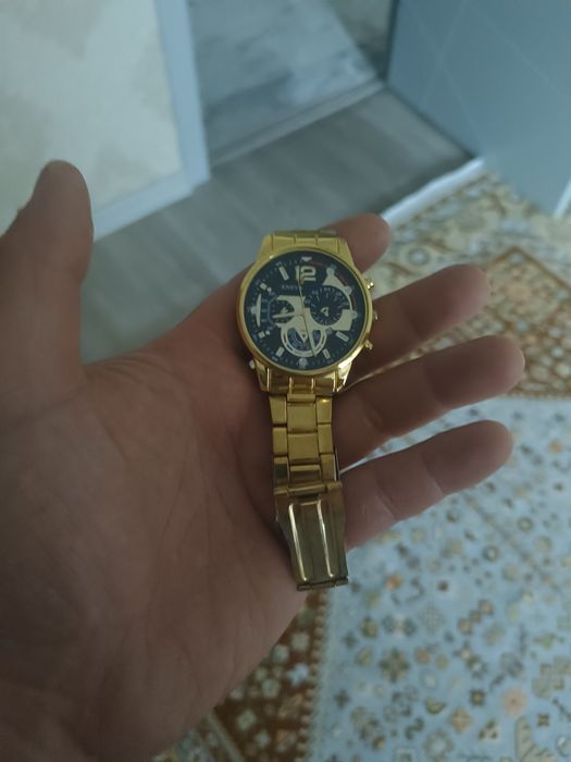 Продаю часы золотой новый  мужской