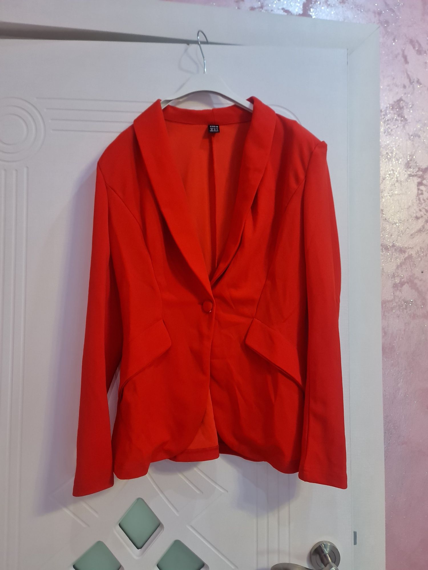 Официална червено сако