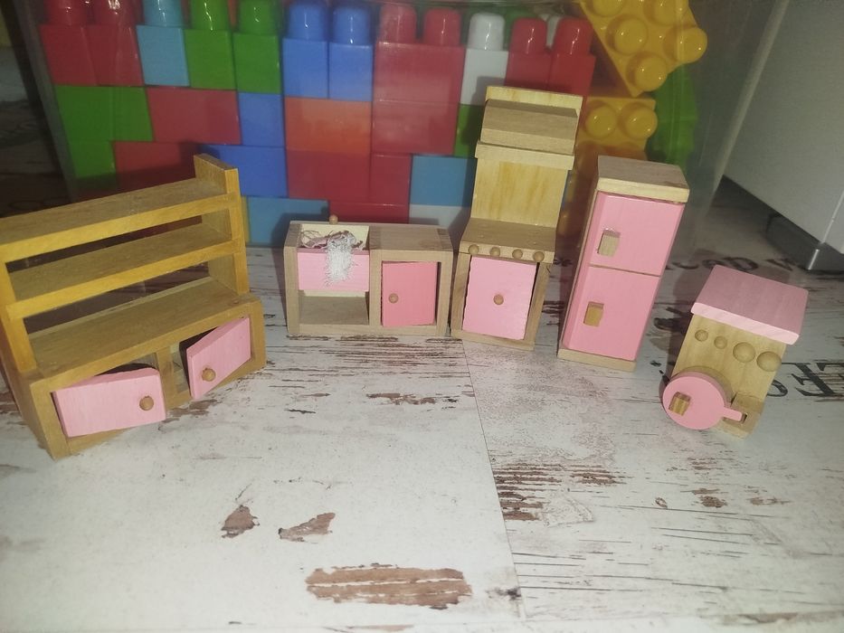 Дървена къща за кукли с мебели