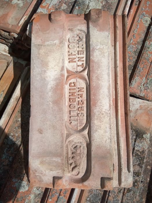 Țiglă și coamă de acoperiș