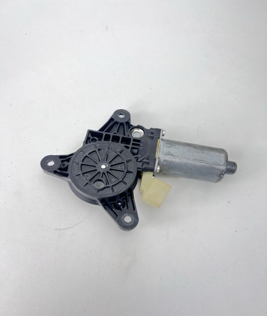 Motoras macara geam fata dreapta 0130821940 Mercedes-Benz Vito W639