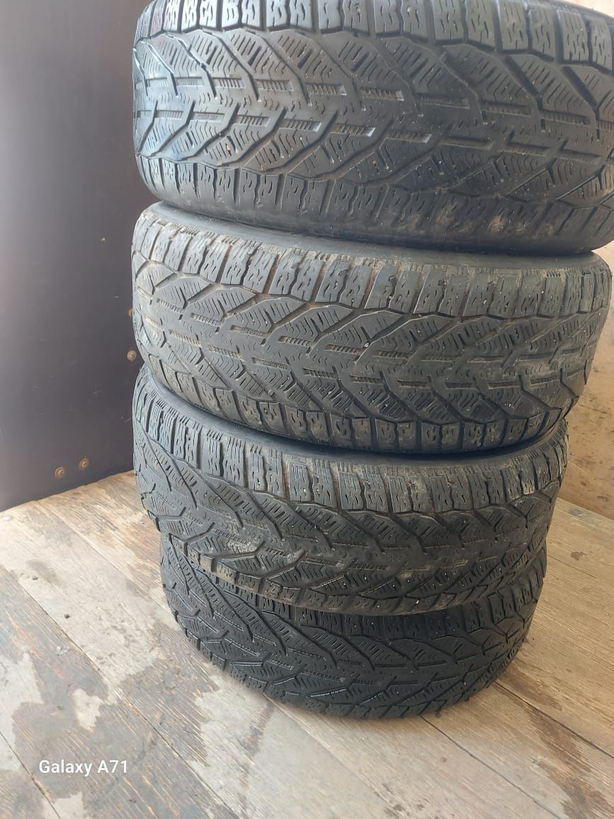 Продам резину б/у все сезонка. 225/60 R