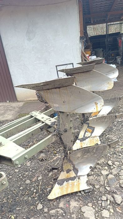 Vând plug reversibil cu trei trupițe reversibil hidraulic cu două furt