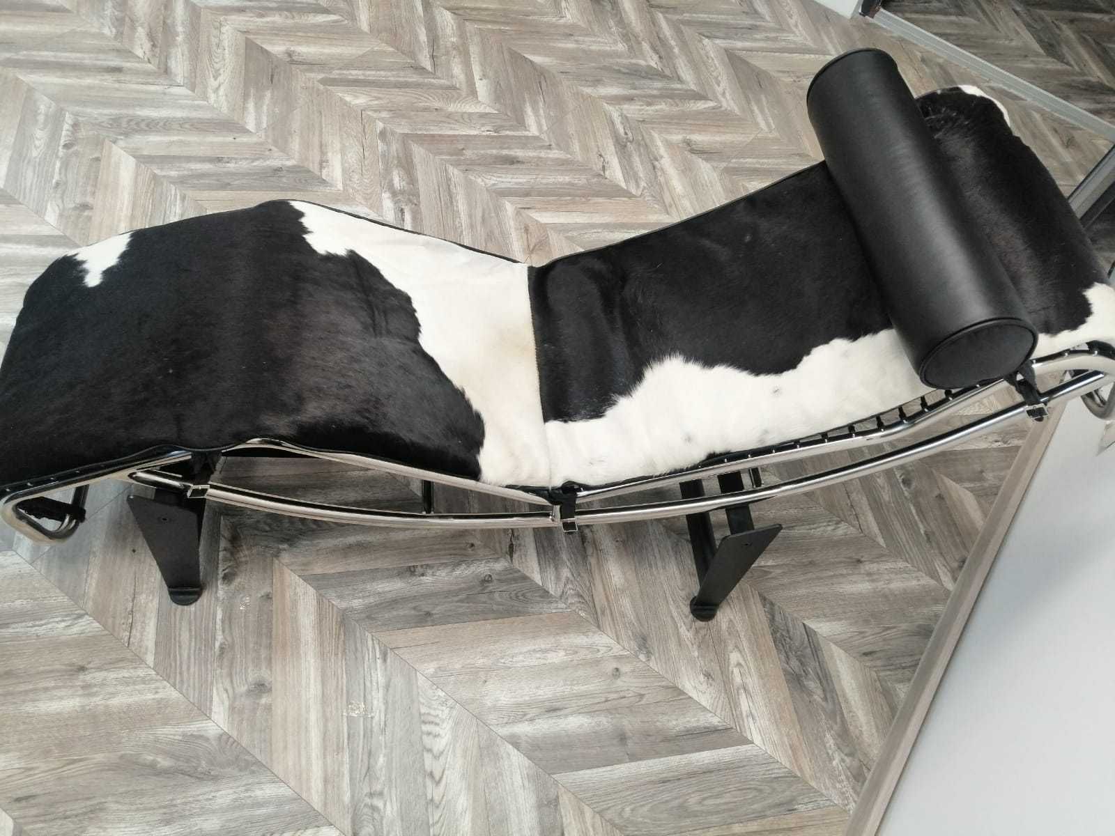 LC4- Chaise lounge design Le Corbusier, din piele vacă