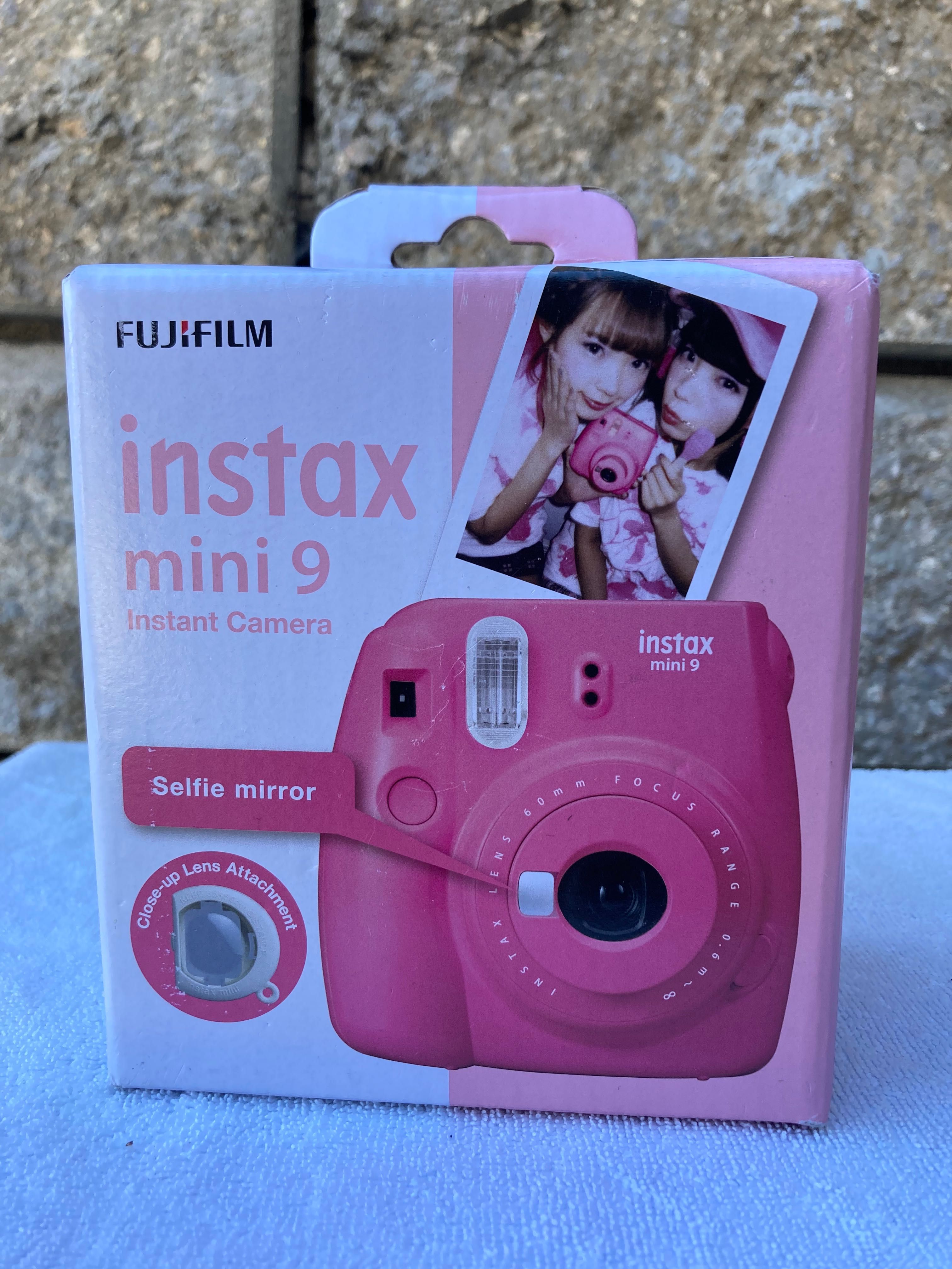 Фотоапарат за моментни снимки Fiji Film Instax Mini 9 - розов / бял