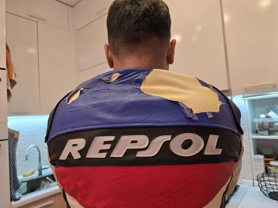 Отдам бесплатно облезлую мотоциклетную куртку из кожаная и рюкзак б/у