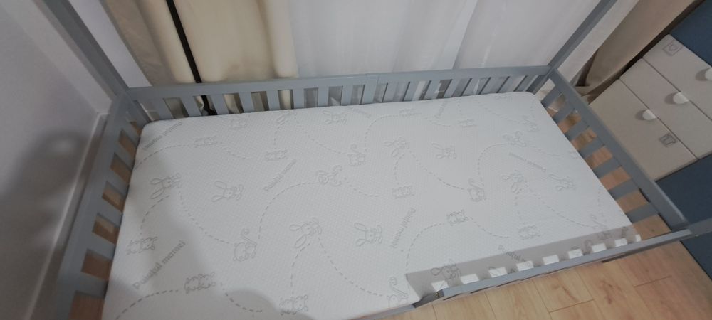 Vând patut montessori 90x200 cm(folosit o luna)