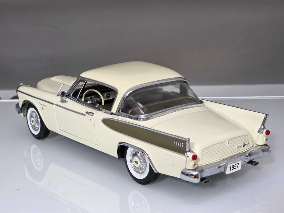 Macheta Auto 1/18 Motor City Classics 1957 Studebaker Golden Hawk