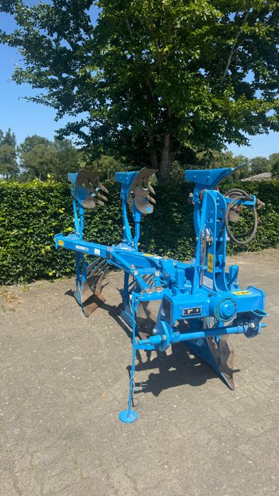 Lemken Europal 5 Claas Arion, Case Puma, Belarus tortadi.