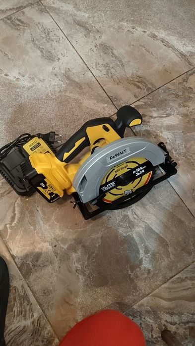 Vând circular dewalt