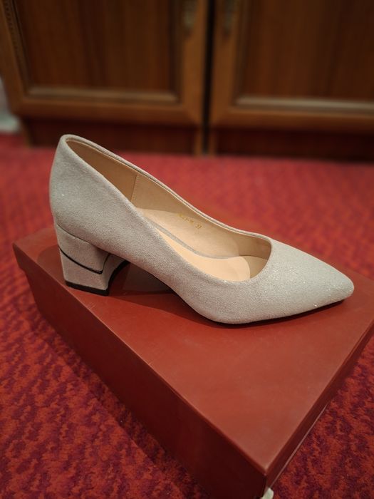 Продаеться женска обувь