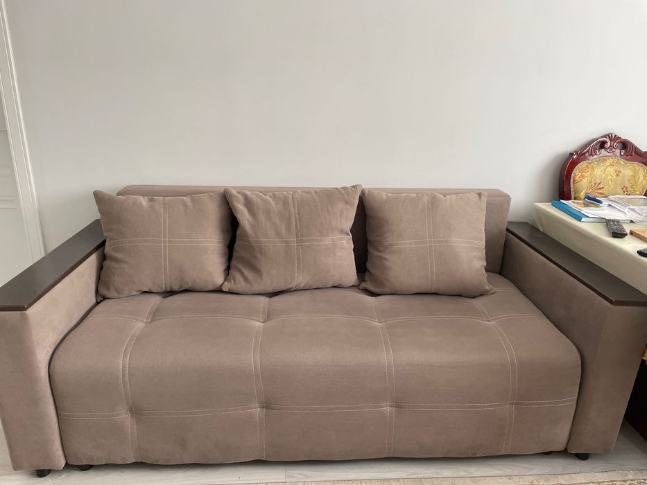 Продам диван в отличном состоянии 92х205 (3 подушки)