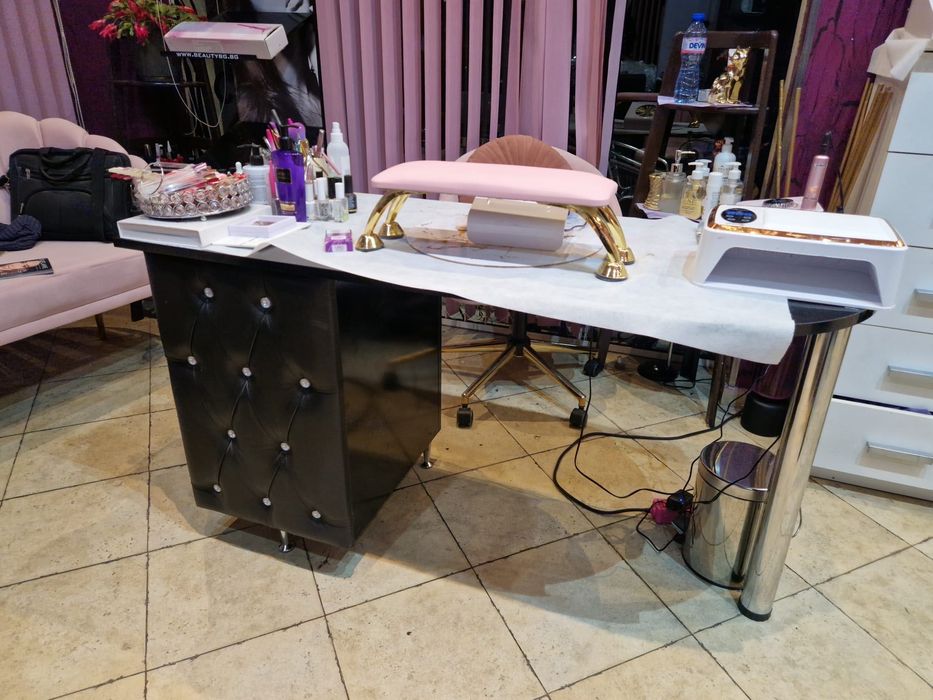 Бюро за маникюр запазено