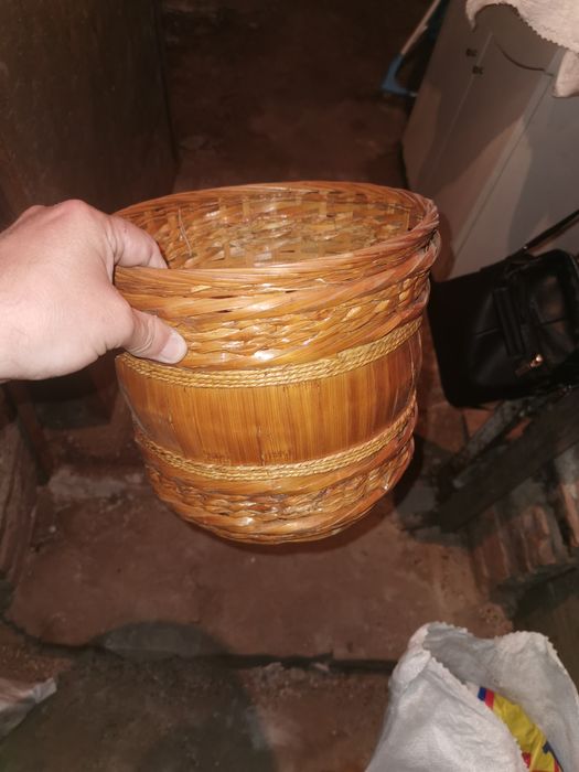 Инвалиден стол. Със тоалетна. Старо огледало. Нощна лампа и др.