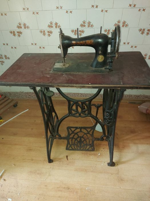 Masina veche de cusut Naumann 250 lei
