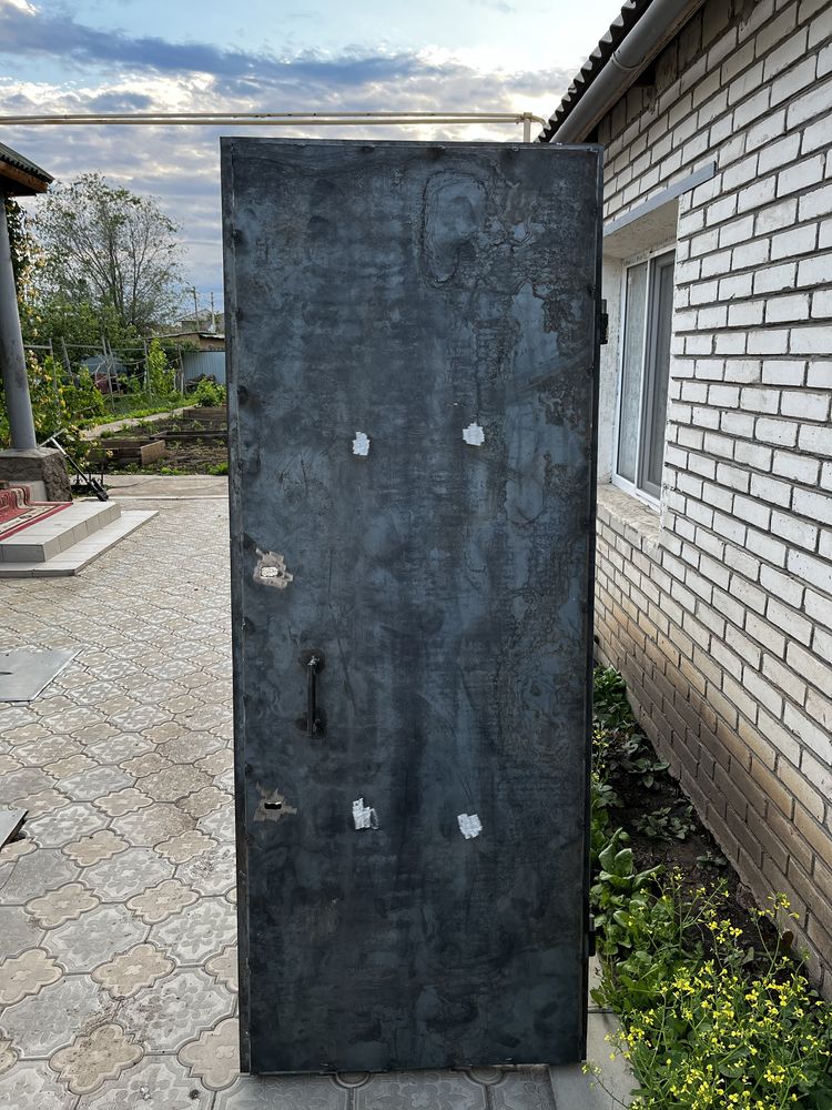 продам металлическую входную дверь