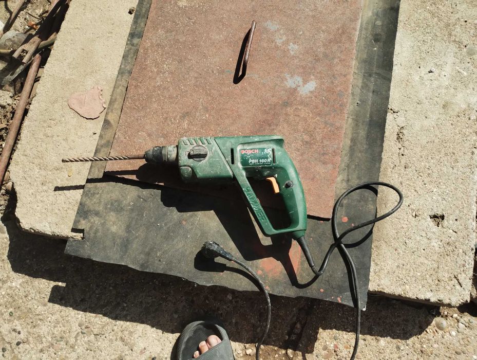 Продавам перфоратор Бош за части