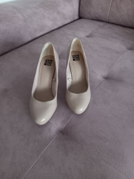 Обувки с ток,телесен цвят