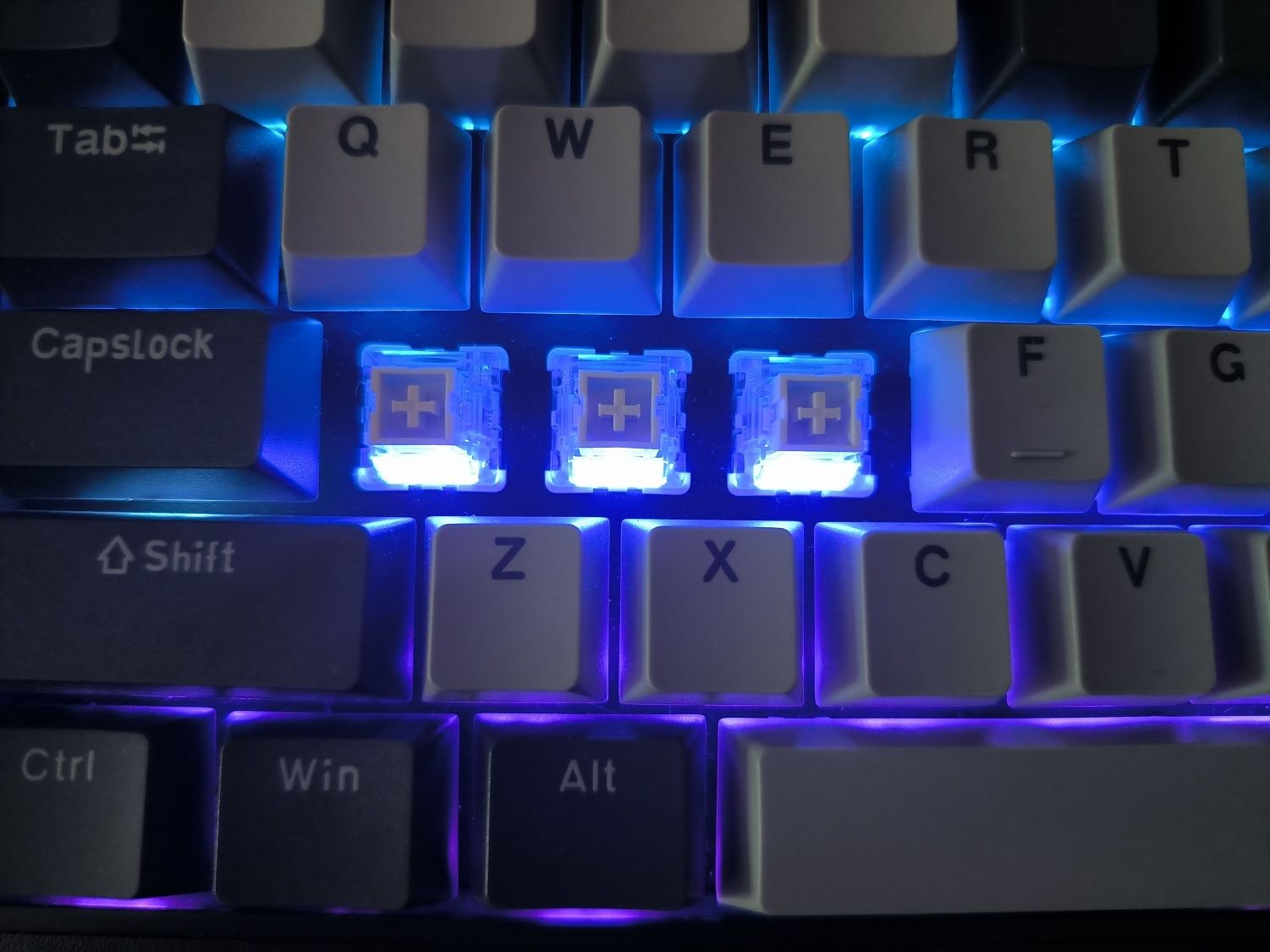 Продам магнитную клавиатуру Aula WIN68HE PRO