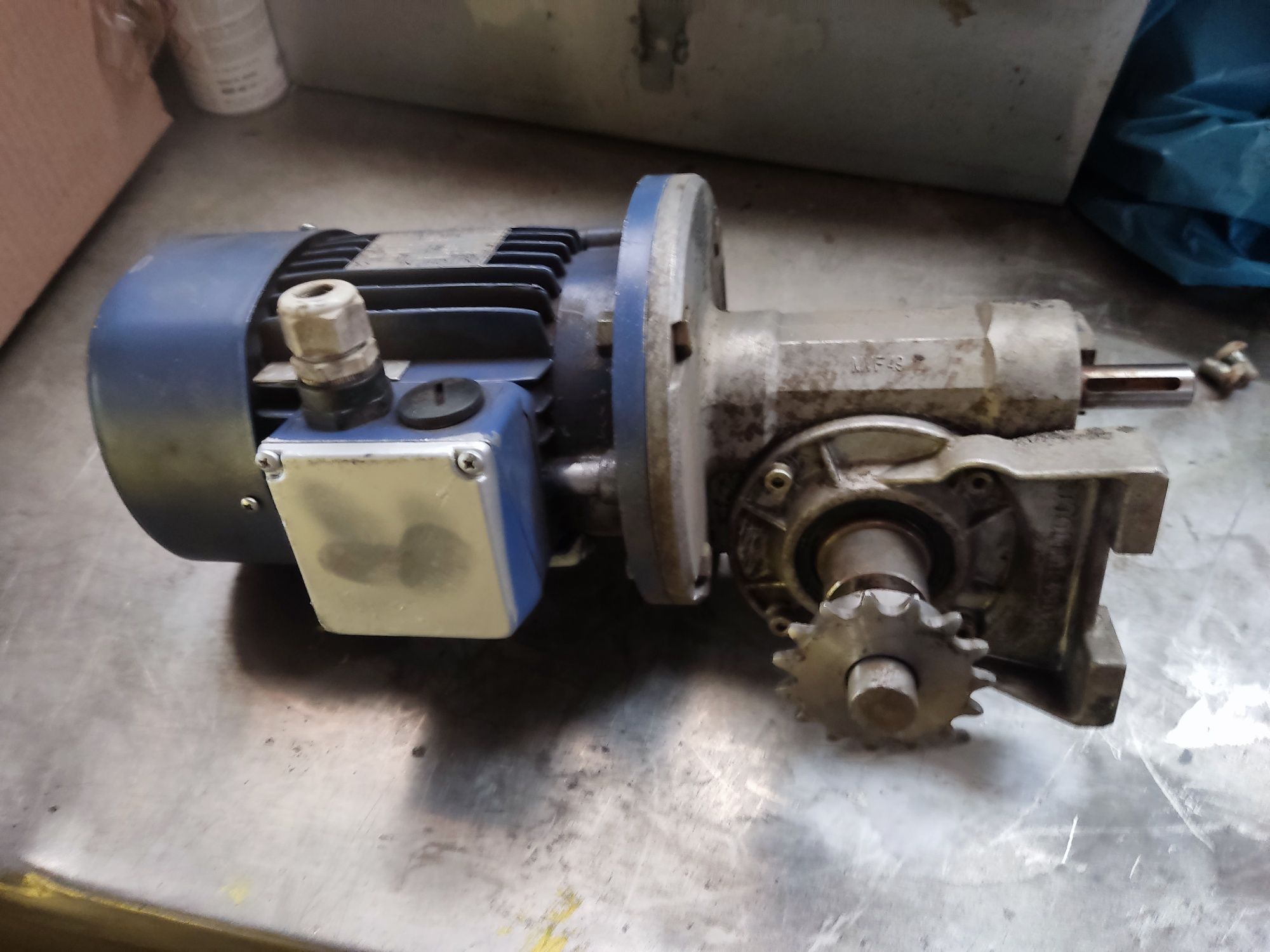 Vind motor electric cu reductor 0,37 kw 230/400v rotație 1365/ min