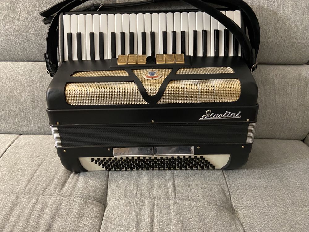 Acordeon italian Giustini cu 120 de basi