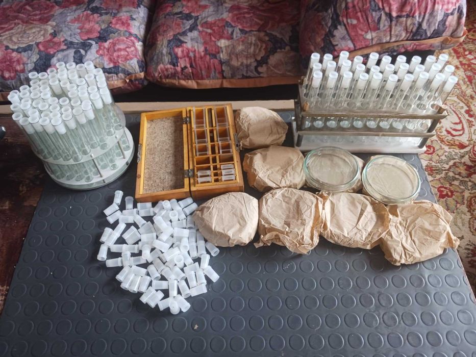 Комплект от стъклени колби и тапи за лична употреба.