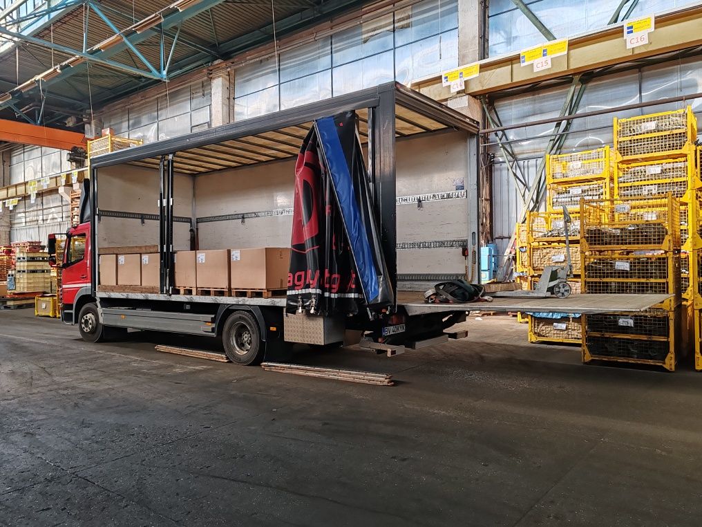 Transport marfa cu camion de 12 t cu lift și prelata