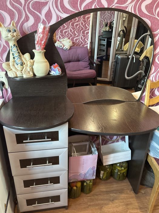 Продам туалетный столик