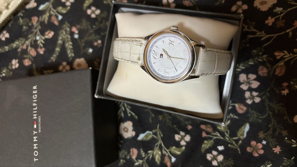 Tommy Hilfiger часовник с каишка от естествена кожа