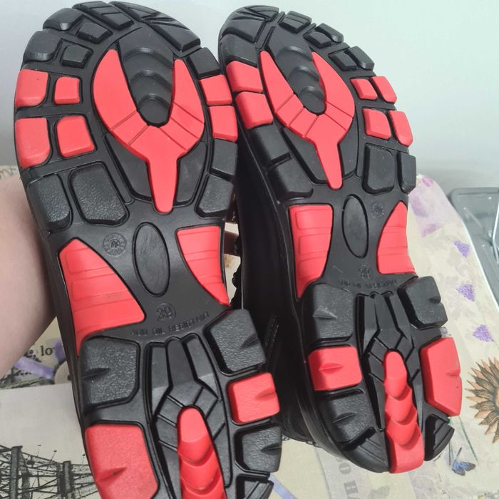 Продам новую зимнюю спец.обувь. р-р 39