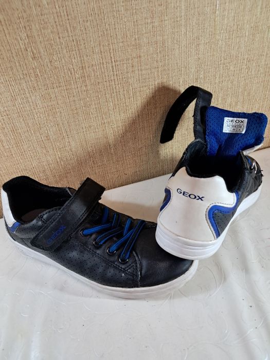 Продам туфли,кроссовки для мальчика,р.33 и другие.