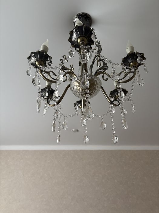 Люстра хрустальная.