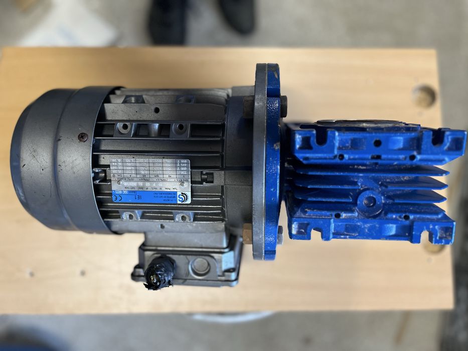 Motor electric cu reductor de 0 75 kw