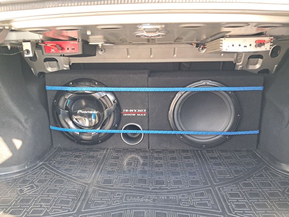 Vand 2 subwoofere+amplificatoare