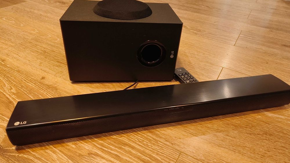 Soundbar LG  cu subwoofer wireless
