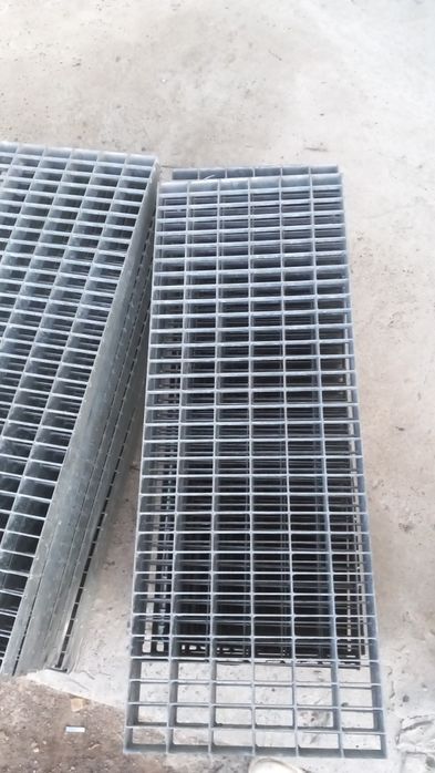 Vând trepte zincate la orice dimensiune pentru scări metalice facem la