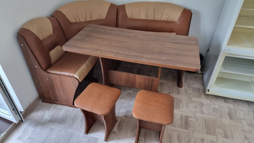 Кухонный уголок и стол