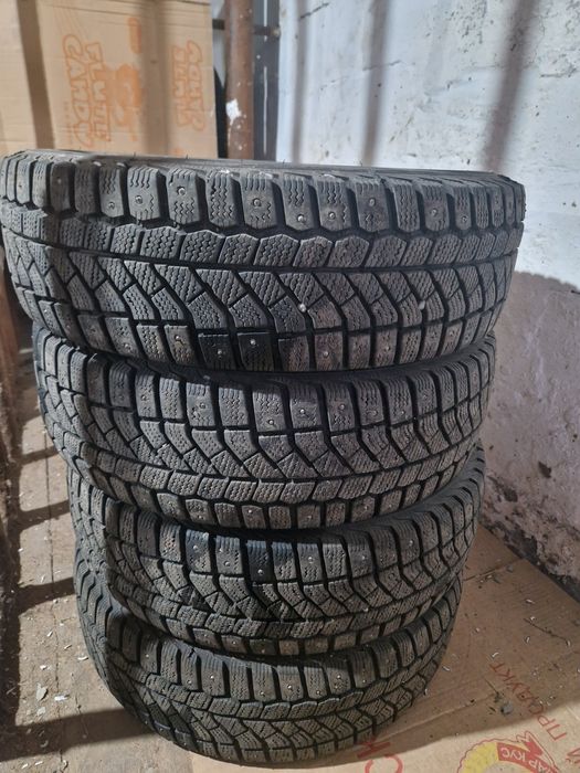 Продам шиповонну резину 4шт Viatti 185 65 P15