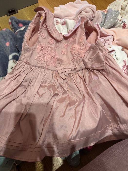 Продавам голяма чанта с детски дрехи