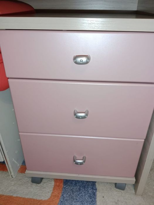 Продам тумбочку на колесиках