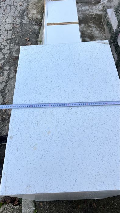 Шкафове в комплект и гръб  . Използвани но в добро състояние .