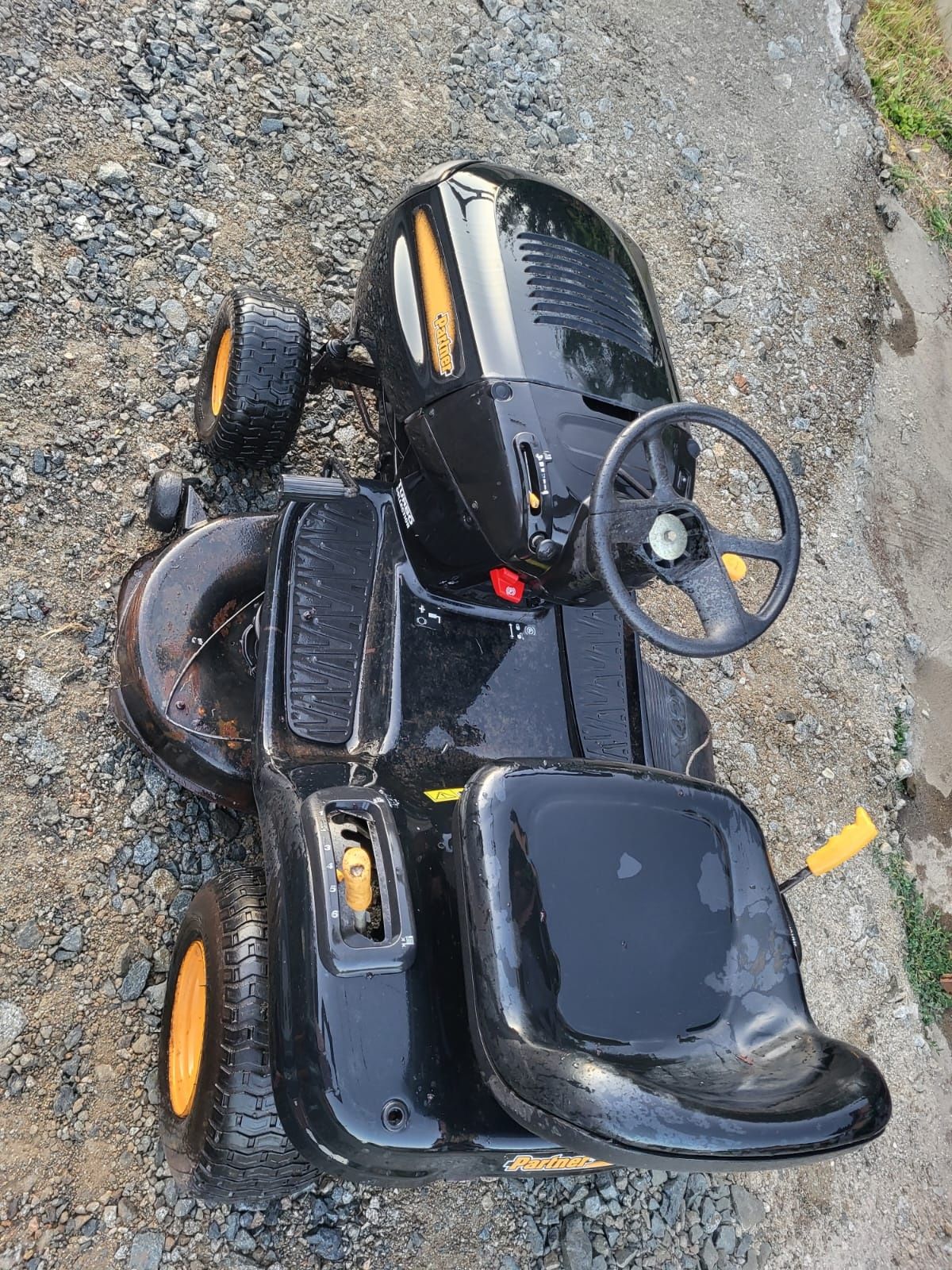Tractoras tuns iarba