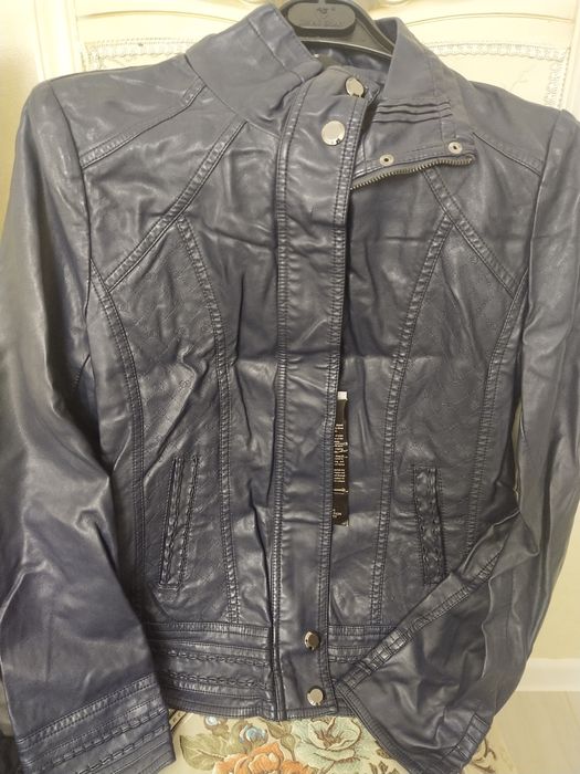 Продам куртку женскую новая