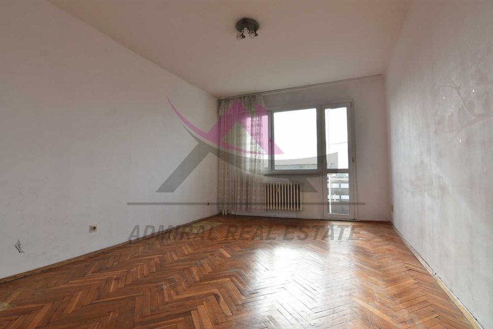 Три отделни стаи -Младост