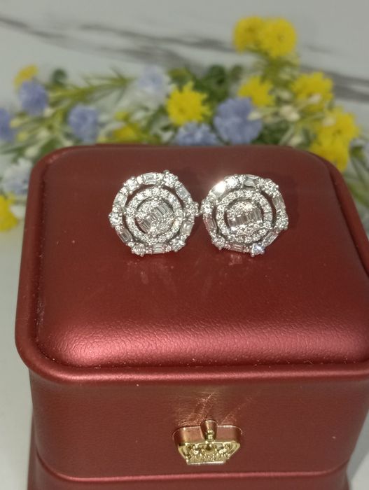 Серьги с бриллиантами 750 Гонг Конг