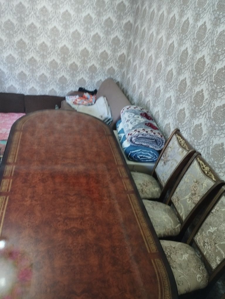 Столь для зала со стулями