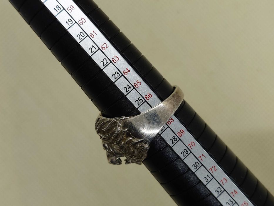 Inel din argint – cap de leu, relief masiv