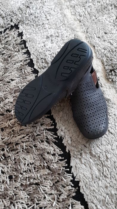 Vând pantofi perforati, barbatesti sport