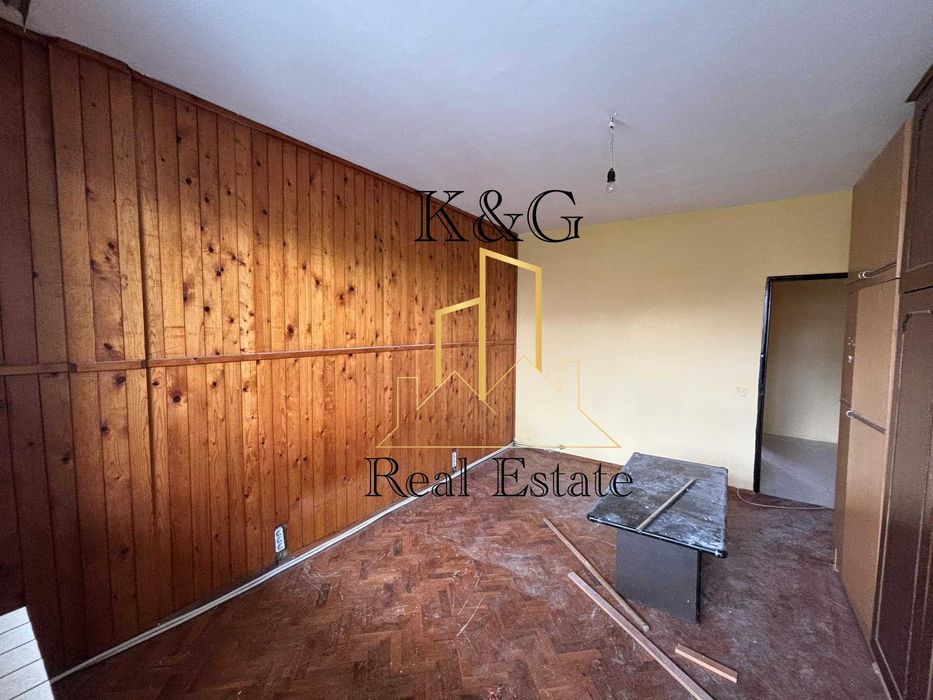 Двустаен разширен в ж.к " Орел "